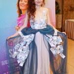 Eva Toulová nechala své šaty pošít bankovkami. 