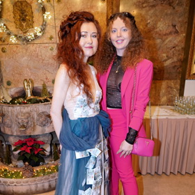 Na premiéře nechyběla její kamarádka Lucie Ottová. Ta vynesla růžový kalhotový kostýmek s odvážným topem.