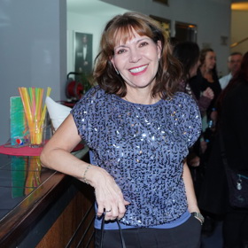 Flitrové halenky nosí po šedesátce i herečka Michaela Dolinová. A vypadá v nich fantasticky