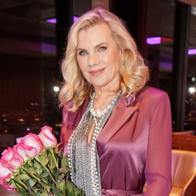 Leona Machálková svůj elegantní monochromatický outfit nedávno ozdobila výrazným, dlouhým náhrdelníkem.