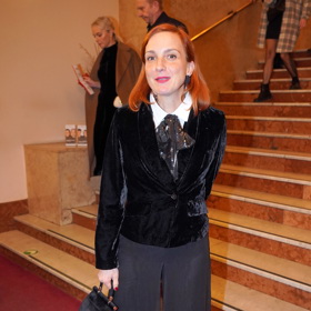 Moderátorka a herečka Michaela Maurerová bílou košili kombinuje se sametem a vázačkou.