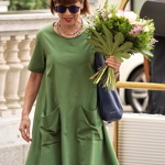 Andrea Bartošková patří k dámám, které se módu nebojí recyklovat. Svého zesnulého manžela, herce a prezidenta karlovarského filmového festivalu Jiřího Bartošku, přijela letos jako první dáma KVIFF uctít na uvedenou akci ve svých oblíbených šatech, které v minulosti vynesla už několikrát.