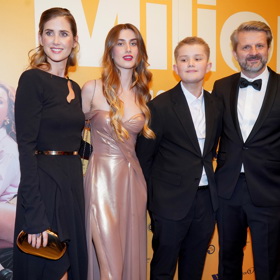 I když obě holdují kalhotovým kostýmkům, jejich rozdílné, a přesto harmonické módní přístupy jsou patrné i pokud jde o výběr šatů.