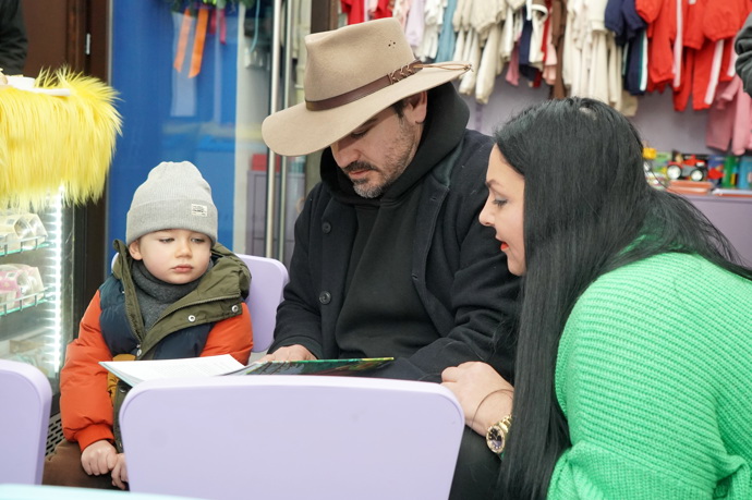 FOTO: Vojta Kotek přivedl na akci svou rodinku včetně syna Huberta. – stránka 12