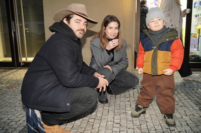 FOTO: Vojta Kotek dorazil na křest knihy Marie Fasorové se svou rodinou. – stránka 7