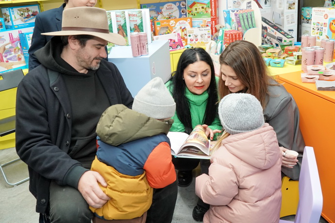 FOTO: Vojta Kotek přivedl syna a manželku na křest knihy Marie Fasorové. – stránka 10