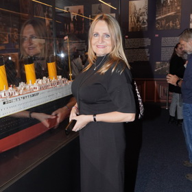 Herečka Regina Řandová potvrdila, že méně v případě leopardího vzoru znamená vždy spíš více. Trendy a lichotivé kotníčkové boty do špičky rafinovaně doplnily jednoduché černé šaty.