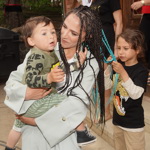 Eva Burešová se svými dvěma syny, mladším Tristanem a starším Nathanem.