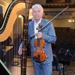 Propaguje a popularizuje vážnou hudbu.