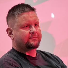 Sociální sítě jdou úplně mimo něj, lidé si na nich podle něj pouze vylepšují svůj mediální obraz.