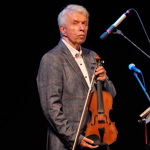 Jaroslav Svěcený patří mezi naše nejlepší a nejznámější houslisty.