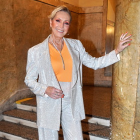 Helena Vondráčková sází i na kalhotové kostýmky. Vhodně zvolená obuv, decentní šperky a jednoduchý, ale barevně zajímavý top vytváří dokonale sjednocený, a přesto pestrý look.