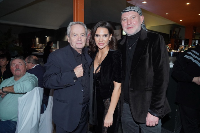 FOTO: Alexander Hemala s přítelkyní Jakuba Ludvíka. – stránka 15