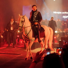 Zároveň ale Vojtěch Kotek ukázal notnou dávku elegance jako hradní pán v reality show Zrádci.