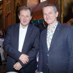 Jak na sebe sám prozradil, má za sebou již téměř padesát autonehod. Na snímku s bývalým ředitelem České televize, Petrem Dvořákem.