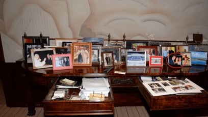 FOTO: Fotografie s Trumpem na Epsteiniově stole vpravo byla nejprve stáhnuta a následně opět zveřejněna.