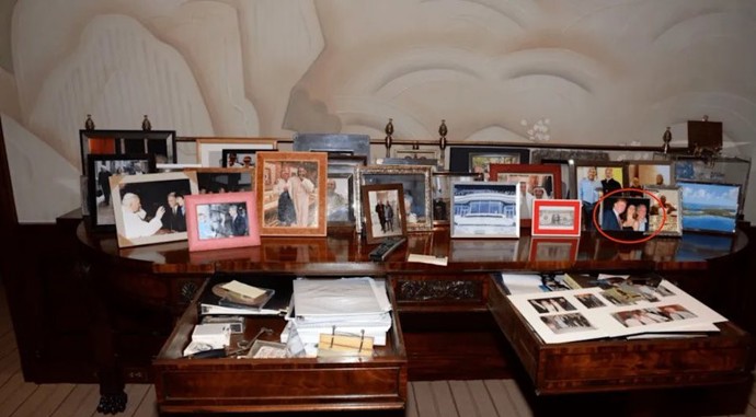 FOTO: Fotografie s Trumpem na Epsteiniově stole vpravo byla nejprve stáhnuta a následně opět zveřejněna.