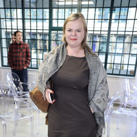 Sabina Remundová oblékla tmavě hnědé šaty a přes ně přehodila šedivý pléd. 