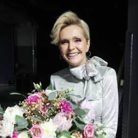 Pokud zůstane zbytek look minimalistický, můžete si dovolit i nepřehlédnutelný detail v podobě mašle...