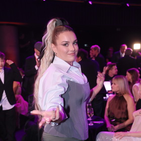 A takhle si nechala vlasy upravit na letošní předávání cen Český slavík. 