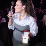 Ewa Farna dokázala, že bílou košili je možné v outfitu použít kreativnějšími způsoby, než jsme zvyklí. 