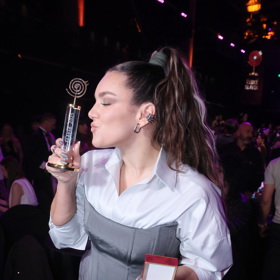 Ewa Farna dokázala, že bílou košili je možné v outfitu použít kreativnějšími způsoby, než jsme zvyklí. 