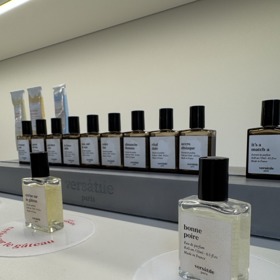 Šéfredaktorku i redaktorku sociálních sítí zaujaly olejové parfémy Versatile Paris. Najdete tu vůni coly a popcornu, matchy i croissantu a moře. 