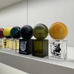 Parfémy značky Stora Skuggan s mysteriózními názvy i příběhy, charakteristickou skandinávskou estetikou na obalech i flakonech a unikátním přístupem k jednotlivým ingrediencím, s nimiž přichází skupina mladých švédských alchymistů.