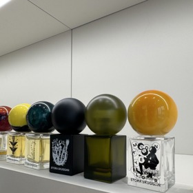 Parfémy značky Stora Skuggan s mysteriózními názvy i příběhy, charakteristickou skandinávskou estetikou na obalech i flakonech a unikátním přístupem k jednotlivým ingrediencím, s nimiž přichází skupina mladých švédských alchymistů.