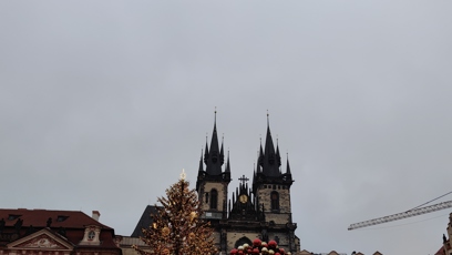 FOTO: Staroměstské náměstí zdobí ozdobený vánoční strom.