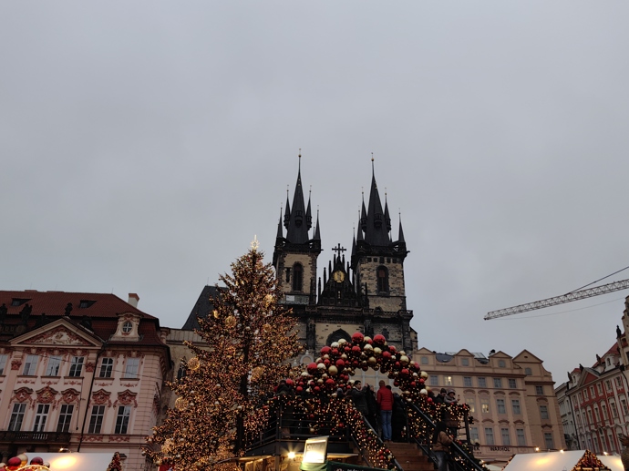 FOTO: Staroměstské náměstí zdobí ozdobený vánoční strom. – stránka 70