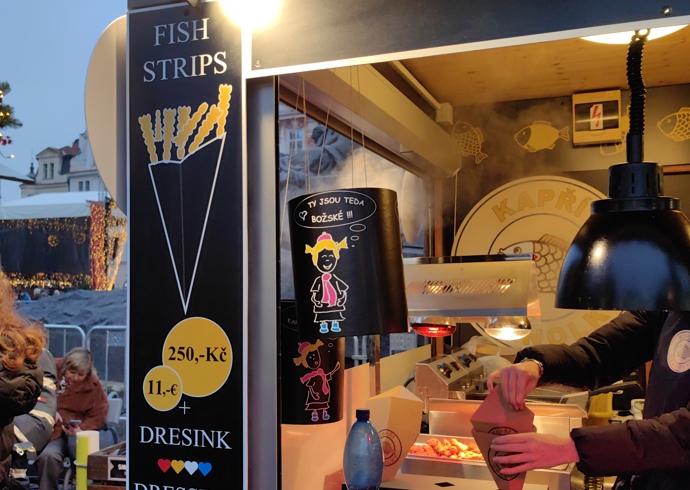 FOTO: Jeden ze stánků na Staroměstském náměstí. – stránka 69
