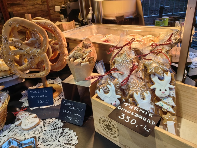 FOTO: Stánky na Staroměstském náměstí. – stránka 67