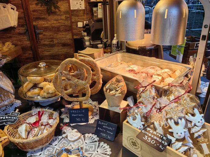 FOTO: Stánky na Staroměstském náměstí. – stránka 64