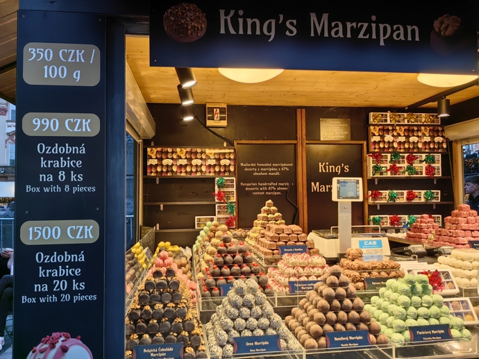 FOTO: Stánky na Staroměstském náměstí. – stránka 62