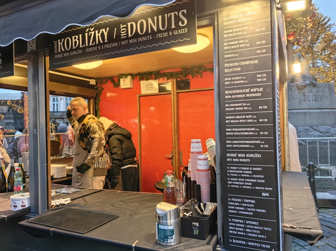 FOTO: Stánky na Staroměstském náměstí. – stránka 61