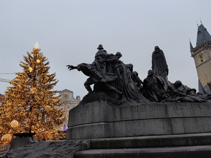 FOTO: Staroměstské náměstí s vánočním stromem. – stránka 59