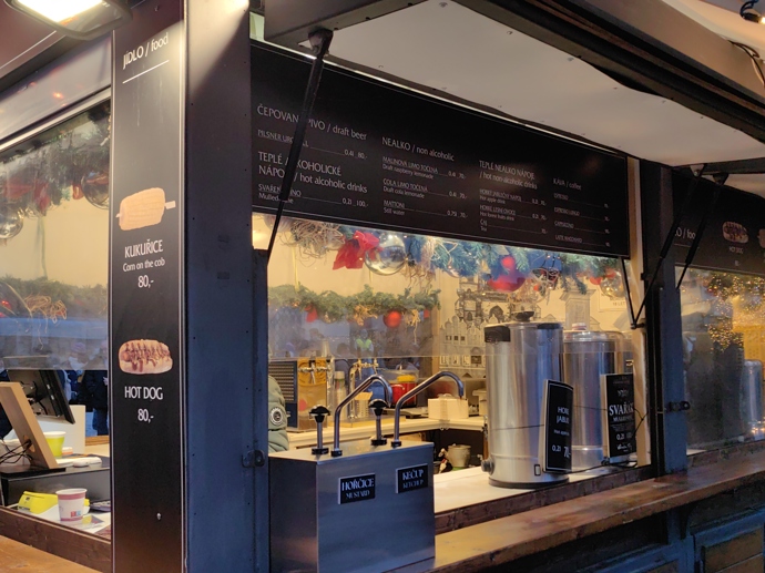 FOTO: Stánky na Staroměstském náměstí. – stránka 58