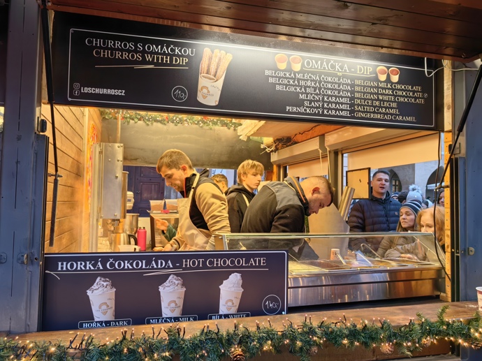 FOTO: Stánky na Staroměstském náměstí. – stránka 57