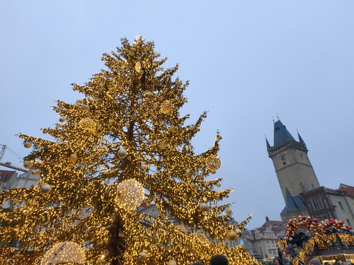 FOTO: Vánoční strom na Staroměstském náměstí. – stránka 54