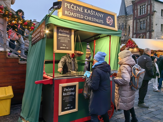 FOTO: Stánky na Staroměstském náměstí. – stránka 53