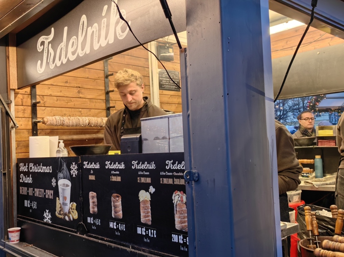 FOTO: Stánky na Staroměstském náměstí. – stránka 49