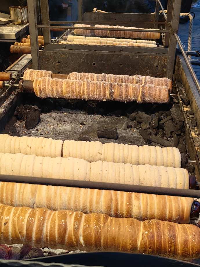 FOTO: Nechybí ani "tradiční" trdelník. – stránka 48