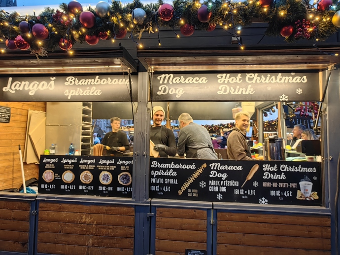 FOTO: Stánky na Staroměstském náměstí. – stránka 43