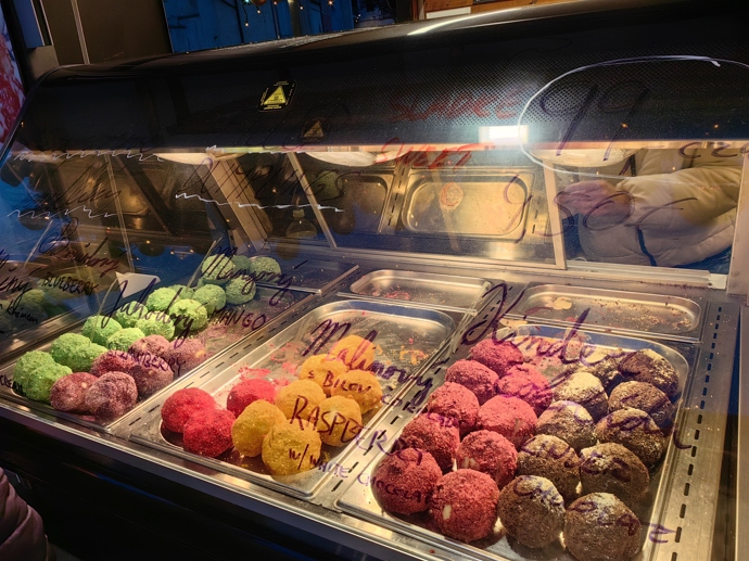 FOTO: Stánky na Staroměstském náměstí. – stránka 38