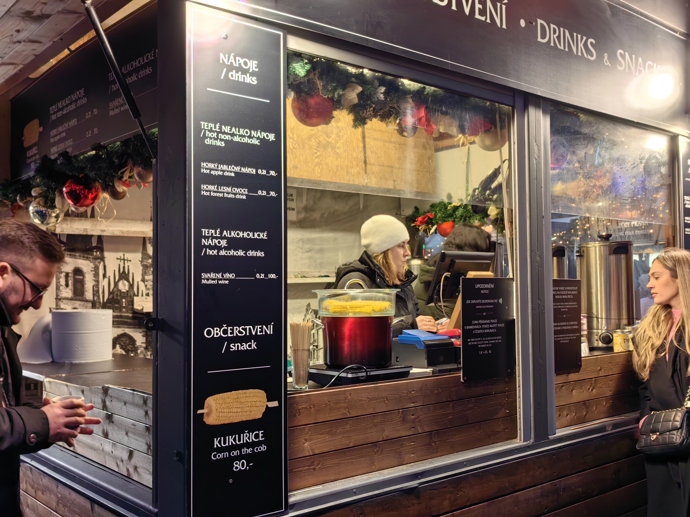 FOTO: Stánky na Staroměstském náměstí. – stránka 31