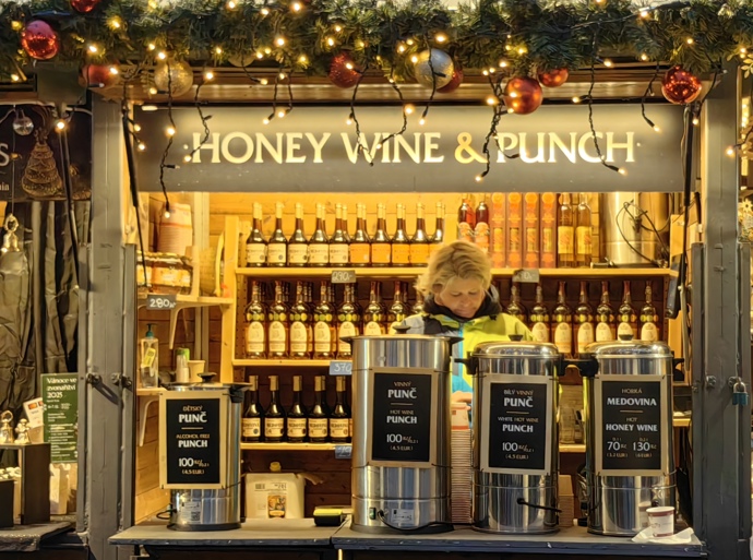 FOTO: Stánky na Staroměstském náměstí. – stránka 28