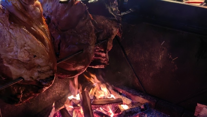 FOTO: Na ohni se opéká maso.