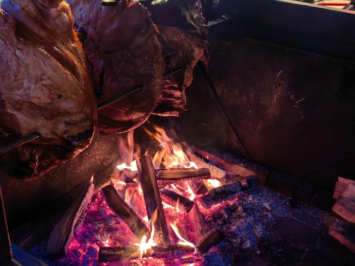 FOTO: Na ohni se opéká maso. – stránka 20