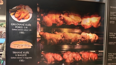 FOTO: Prodává se tu i grilované kuře.